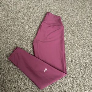 Alo high waisted 7/8 airbrush legging, colour pink/mulberry, size small